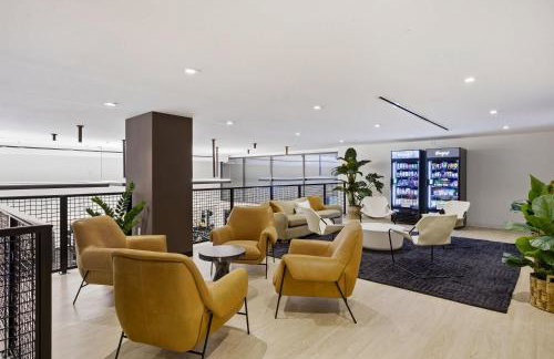 Upscale Downtown Condo Pool Gym & Skyline Views - Foto 67