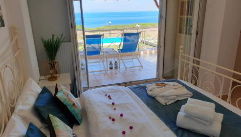 Blue Pastel-cliffside villa, shared pool, wild sandy beach nearby - Foto 2