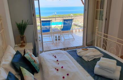 Blue Pastel-cliffside villa, shared pool, wild sandy beach nearby - Foto 2