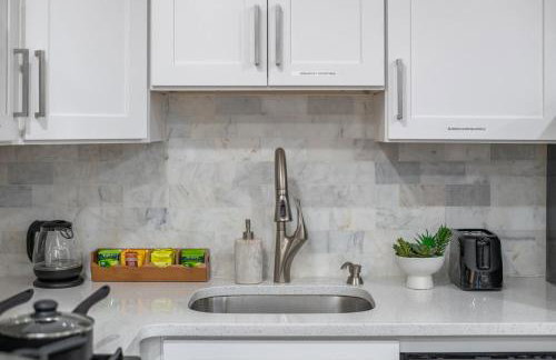 Modern Condo with Private Porch, Mins to NYC - Foto 28