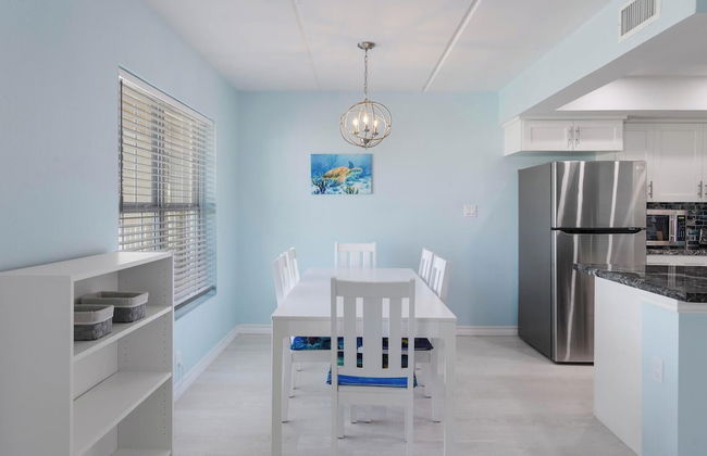 Modern Retreat, Block to Beach w Pool & Balcony - Foto 22