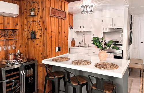 Stylish and Cozy Cabin, Walking Distance to Big Bass Lake - Foto 18
