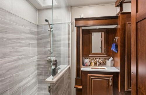 Private Luxury RV Getaway Full Bath Kitchen - Foto 6