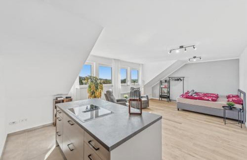 BAT Home Solutions Trierweiler - alles was ein Hotel nicht bietet - 5 Apartments 40 bis 120 qm für bis zu 29 Personen - 5-Raum-Apartment barrierefrei - 60 qm Balkon mit Blick bis Luxemburg - einzeln bis komplett buchbar - 3 Min zur A64 - Foto 6