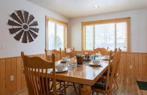 Chester Currents by KABINO Riverfront on Henrys Fork Air Conditioning Boat Launch Foosball Pool Table Huge Yard Garage WIFI - Foto 14