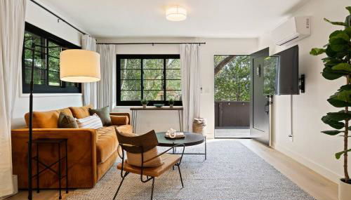 Luxe Treehouse Apt•Walk to Town•King Bed•Sleeps 4 - Foto 2