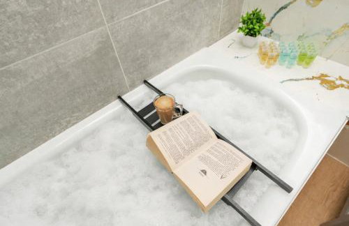 Stylish 3 Bedroom Sea View Apartment -Free Parking- Sleeps 9 - Photo 8