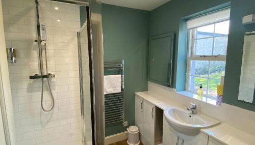 Cardross Holiday Cottages - Photo 3, Shower