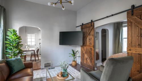 Mid-Century Modern Retreat in Little Italy - Foto 1