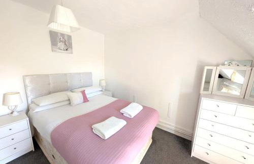 Beautiful Thatched Cottage with Outdoor Pool, Secure Garden, Dog & Family Friendly! Chichester Holiday Properties - Foto 3