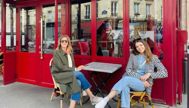 Posando frente al restaurante de Gabriel