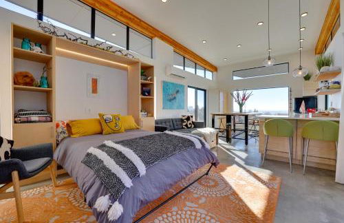 Luxe, Modern Studio with Sweeping City Views! - Foto 9