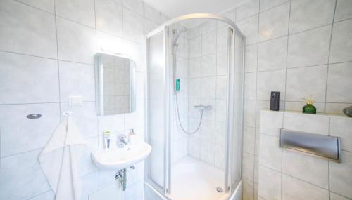 Ferienwohnung Jasmin - Gera Zentrum NEU renoviert - Foto 2, towels, Shower