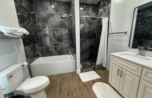 LUX Spacious Townhouse 4BR in DC - Photo 38