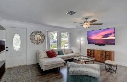 HIDDEN GEM - Family Friendly Pool Home -Welcome - Photo 19