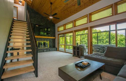 Mountain View 3BR with Sunroom, Close to Ski and Trails - Foto 3