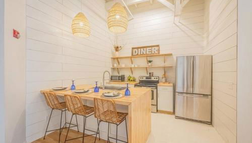 Darlin' Downtown Dawghouse - Photo 2