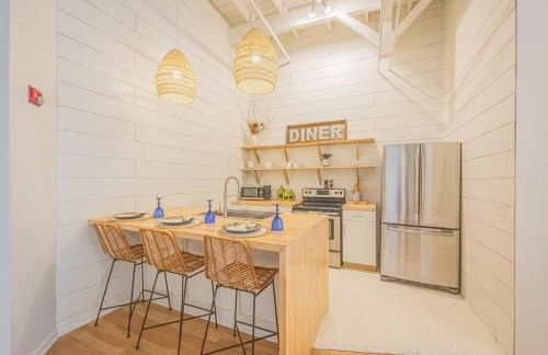 Darlin' Downtown Dawghouse - Photo 2