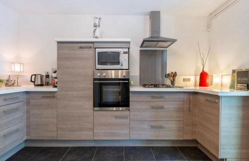 Majestic Holiday Home in Laroque With hot tub - Foto 8