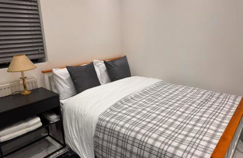 Modern House Apartment Stratford E15 London - Sleeps 2 - 9, Fast Links to Central London, Near O2, Greenwich & Olympic Park, Child-Friendly Garden, Free Parking, Free WiFi - Foto 14