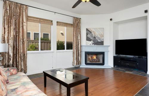 Spacious Luxury home in Gated Community with Resort Pool & Scenic Views - Photo 13