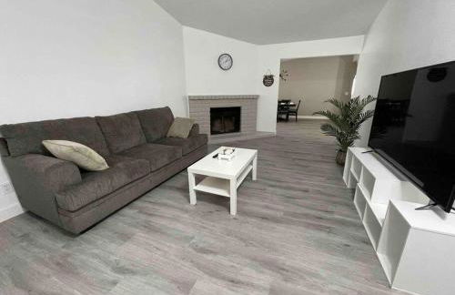 Entire Modern House with King bed & 65inTV - Foto 14