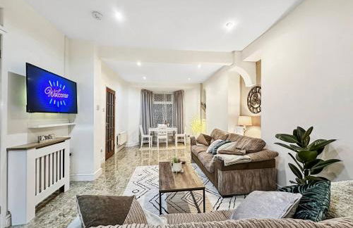 3 bed home in Tonypandy with Balcony View Room - Foto 6