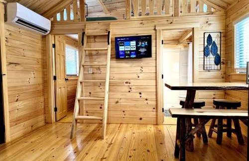 2 Bedroom Log Cabin on Lake James with Loft- Private Resort Amenities - Foto 16