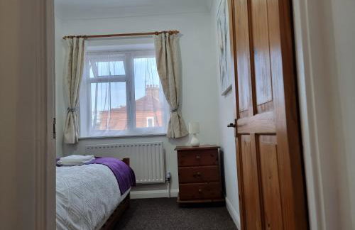 Entire 3 bedroom home with Parking in Welling, London, UK - Photo 35