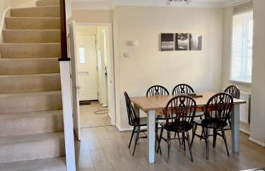 Guildford Townhouse with Parking - Foto 25