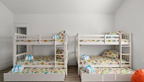 Brand NEW Expansive Coastal Home w/ Custom Furnishings Sleeps 15 - Foto 2