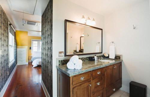 Gorgeous Eccentric Family Home with Cowboy Pool - Foto 31