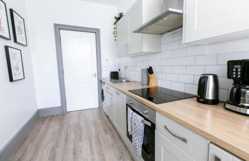 Spacious Apartment, Free Parking, Central Location Near To Uni, Hospital, Town - Foto 16