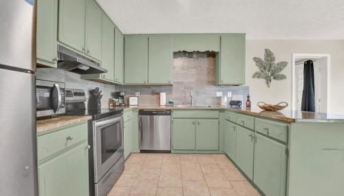 Modern Getaway North of Panama City Beach - Photo 3, stove, dishwasher, pet friendly, toaster, minibar