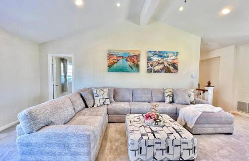 New Charming Spacious Disneyland Pool Home - Photo 50