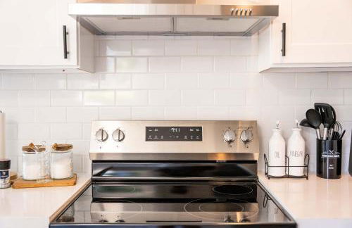 Spacious 5B2B home 5 min to airport with AC, Game Room, WiFi, Parking - Photo 8