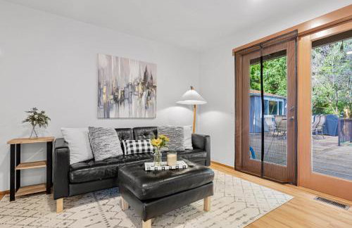 Charming and Spacious House with Relaxing Huge Deck - Foto 15