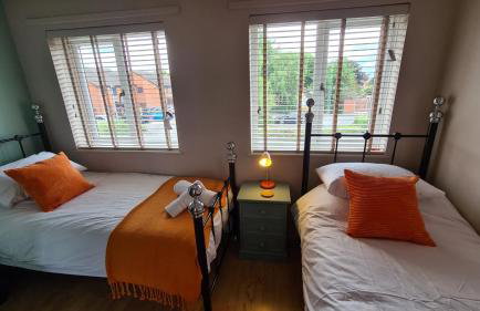 The Kingfisher, by Spires Accommodation a great location for visiting the NEC and Drayton Manor - Foto 11