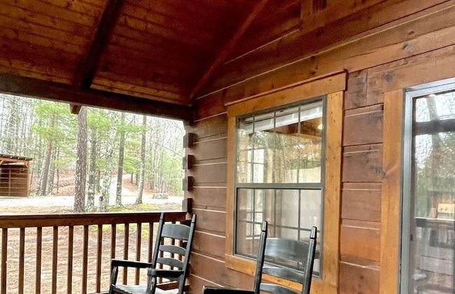 Private and Perfect! - hot tub, king bed, fireplace - dog and motorcycle friendly Studio Cabin by RedAwning - Foto 25