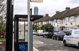 Luxurious 2 bedroom flat with parking and garden, 5 mins walk to train station and bus stop opposite property - Foto 10