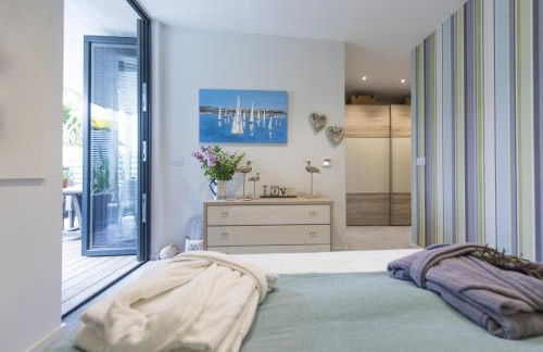 Two Bare Feet - Photo 17