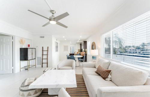 Serene Waterfront 2BR 2BA with Intracoastal Views, Pool, Balcony, Parking - Foto 49