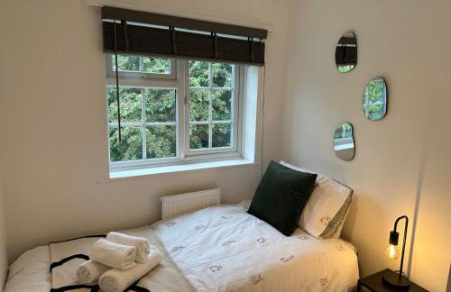 Comfortable 3 Bed House with Garden & Parking - Foto 26