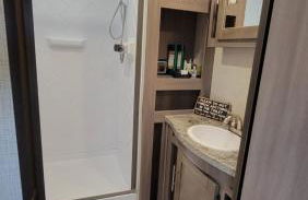 River RV, Romance Glamping Pup Paradise Riverside - Foto 9