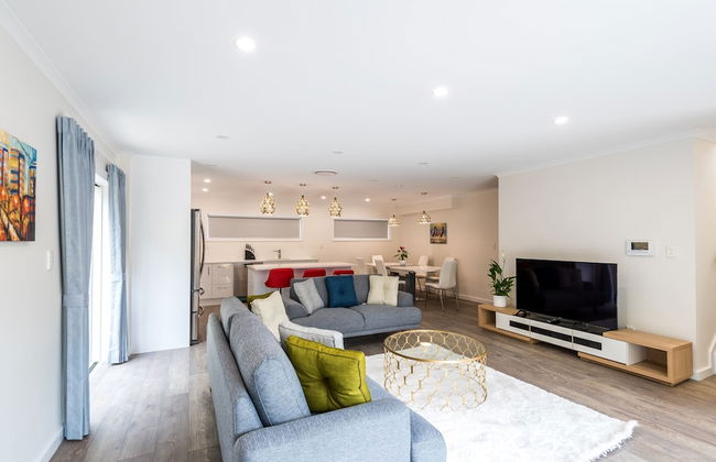 Brand New 5BR home with view of the sea - Photo 26