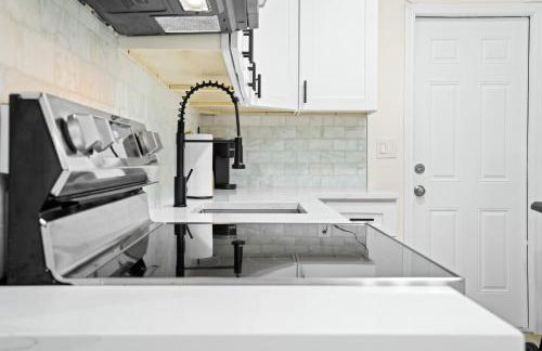 Recently Remodeled + Mins from Beach and Downtown - Foto 19