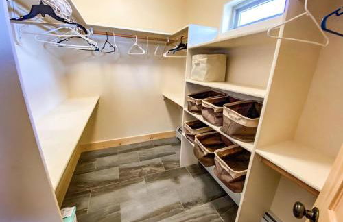 New! Beautiful, Spacious Modern Home on a Large Acreage - Peaks & Prairies Retreat - Foto 31