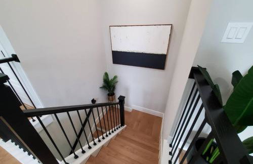 Black House - Downtown Elegance with HotTub and King Beds - Photo 14