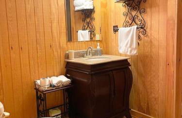 One of a Kind Rustic Log Cabin near Bryce Resort - Large Game Room - Fire Pit - Large Deck - BBQ - Foto 49