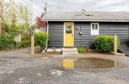 Retro Retreat: 1br home w/ WFH desk, livingroom, and fire pit - Foto 33